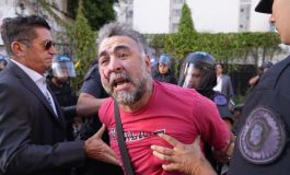Brutal represión de la Policía Federal Argentina: golpearon y detuvieron a un camarógrafo en el Congreso