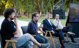Achával junto a estudiantes en una charla sobre la producción de El Eternauta en la Universidad Nacional de Pilar 