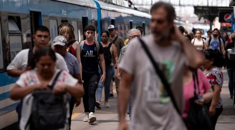 Humor social en caída libre: el ajuste golpea, crece el desempleo y se erosiona el apoyo a Milei 